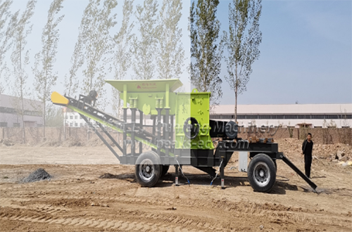 Mobile construction waste crusher